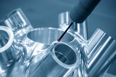 Çoklu eksen CMM makinesi otomotiv alüminyum döküm parçalarını kontrol ediyor. Çoklu eksen CMM makinesi ile otomotiv parçalarının kalite kontrolü.