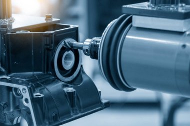 Otomotiv parçaları, robotik kolu değirmenleme işlemiyle tamamlanıyor. Robot sistemi tarafından yüksek teknoloji otomotiv parçaları üretim süreci.