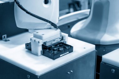 Sabit disk parçalarında yüksek teknolojili materyal kullanımı robot sistem tarafından üretiliyor. Otomatik pnömatik robotik kol üretim hattında bilgisayar parçalarını topluyor. 