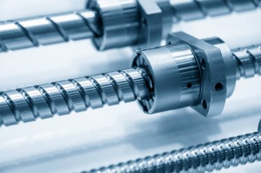 Doğrusal kurşun top vida yedek parça montaj setinin yakın çekim sahnesi. Yüksek hassasiyetli CNC makine üretim konsepti.