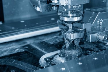 Kablo EDM makinesi küf parçalarını kesiyor. Zar atma işlemi CNC programı tarafından kablo kesme makine kontrolü ile kesme işlemi.
