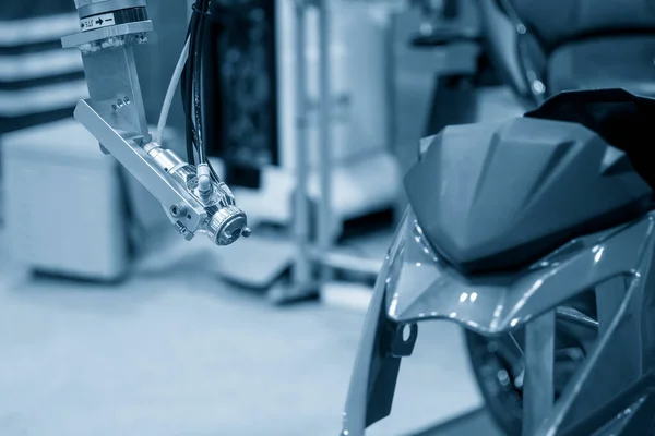Motorcykel Mask Målning Process Robotsystem Den Högteknologiska Tillverkningsprocessen För Bildelar — Stockfoto