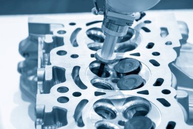 Robotik sistemden silindir başlı vale koltuk bakım süreci. Robotik sistem tarafından yüksek teknolojili otomotiv parçaları bakımı.
