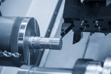 CNC torna makinesi metal şaft parçalarını kesiyor. CNC dönüşüm makinesinin yüksek teknolojili metal işlemesi .