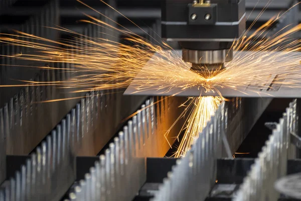 Die Faserlaserschneidmaschine Schneidet Die Metallplatte Der Hochtechnologische Prozess Der Blechherstellung — Stockfoto