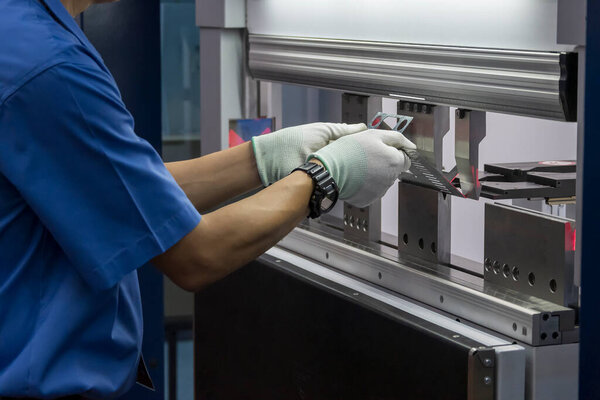 Техник-оператор, работающий с гидравлическим станком для гибки тормозов пресса. Работа с листовым металлом оператором мастерства.