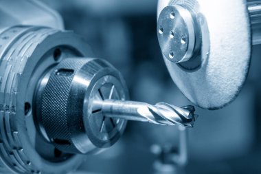 Kesme aleti yeniden öğütme makinesi. CNC değirmen makinesi için yeniden öğütme süreci.