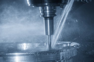 5 eksenli CNC değirmen makinesi magnezyum alaşımlı tekerlek parçalarını top değirmeni tipiyle kesiyor. Yüksek duyarlı otomotiv parçaları üretim konsepti makine merkezi tarafından. 