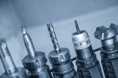 Makine merkezinin alet edevat dergisindeki son teknoloji ürünü. CNC değirmen makinesinde otomatik araç değişimi, ATC işletim konsepti.