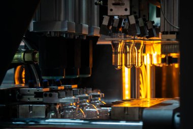 Üfleme makinesindeki PET şişesinin ön biçimi. PET şişe işleme işlemi üfleme kalıbı ile işlem.