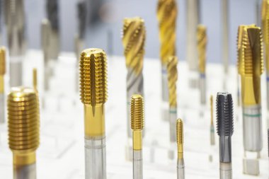 CNC makinesi için özel bir tıklama aracı. CNC makine merkezinde sert malzemeler için iplik değirmenleme aracı.