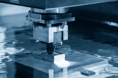EDM makinesinin grafit elektrot materyalleriyle çalışması. EDM makinesi tarafından kalıp ve ölüm üretim süreci.