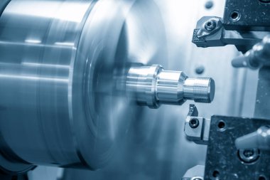 CNC torna makinesi metal şaft parçalarını kesiyor. CNC dönüşüm makinesinin yüksek teknolojili metal işlemesi .