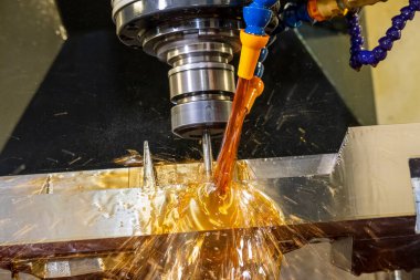 CNC değirmen makinesi, küf parçalarını yağ soğutma metoduyla kesiyor. CNC makine merkezi tarafından üretilen kalıp ve ölüm süreci.