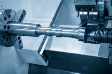 CNC torna makinesi metal şaft parçalarını kesiyor. CNC dönüşüm makinesinin yüksek teknolojili metal işlemesi .