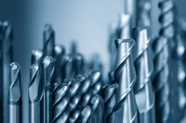 Çeşitli türde değirmen aletlerinin yakın çekim sahnesi, boğa ya da yarıçap, ve top uçlu değirmen aleti. Makine merkezi için kesme aracı.