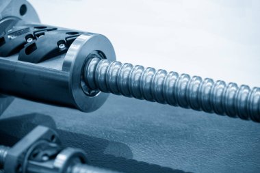 Doğrusal kurşun top vida yedek parça montaj setinin yakın çekim sahnesi. Yüksek hassasiyetli CNC makine üretim konsepti.