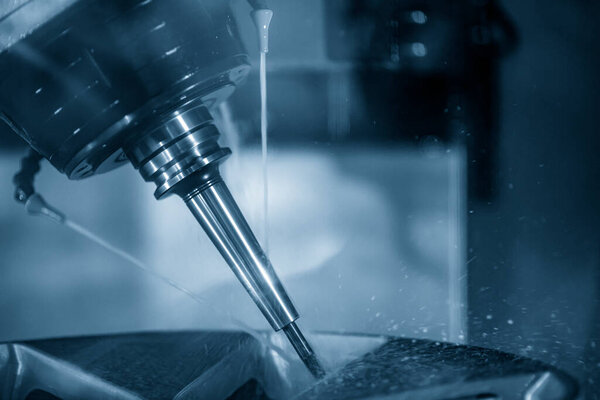 5-осный фрезерный станок с ЧПУ для резки деталей колес из магниевого сплава с шариковыми концами. Концепция производства высокоточных автомобильных деталей с помощью обрабатывающего центра. 