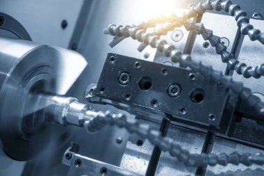 CNC torna makinesi metal şaft parçalarını kesiyor. CNC dönüşüm makinesinin yüksek teknolojili metal işlemesi .