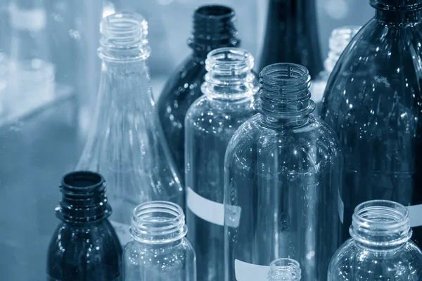Различные Типы Пластиковых Бутылок Эффектом Освещения Концепция Производства Контейнеров Пэт — стоковое фото