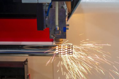 Fiber lazer kesme makinesi CNC programının paslanmaz çelik tüp kontrolünü kesiyor. Lazer kesme makinesiyle çalışan metal levha, paslanmaz çelik boru parçalarını oyuyor..