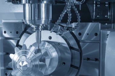 5 eksenli makine merkezi metal teçhizat parçalarını sert top değirmeni tipiyle kesiyor. Çok eksenli CNC değirmen makinesinin yüksek hassasiyetli otomotiv üretim süreci.