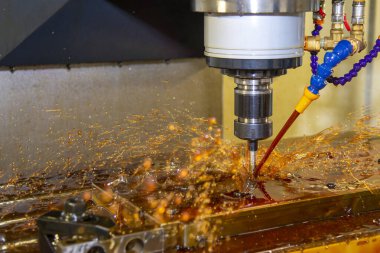 CNC değirmen makinesi vakum küf parçalarını yağ soğutma metoduyla kesiyor. CNC makine merkezi tarafından üretilen kalıp ve ölüm süreci.