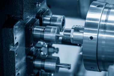 CNC torna makinesi metal şaft parçalarını kesiyor. CNC dönüşüm makinesinin yüksek teknolojili metal işlemesi .