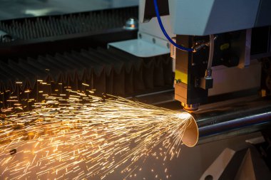 Fiber lazer kesme makinesi CNC programının paslanmaz çelik tüp kontrolünü kesiyor. Lazer kesme makinesiyle çalışan metal levha, paslanmaz çelik boru parçalarını oyuyor..
