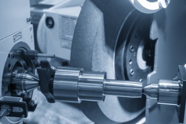 CNC programının silindirik öğütme makinesi kontrolü. Yüzey öğütme makinesinin yüksek teknoloji hassas parça üretim süreci. 