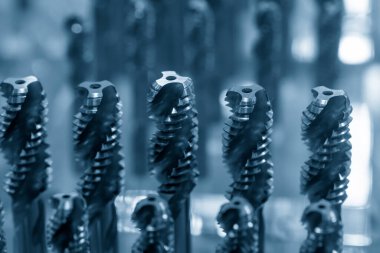 CNC makinesi için özel bir tıklama aracı. CNC makine merkezinde sert malzemeler için iplik değirmenleme aracı.