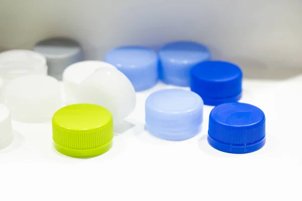 Las Tapas Botellas Plástico Multicolores Fondo Blanco Concepto Fabricación Productos — Foto de Stock