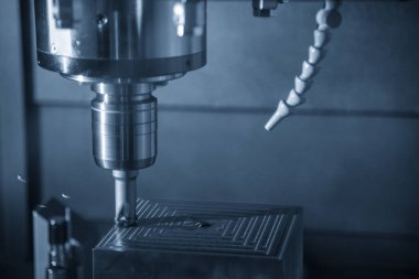 CNC değirmen makinesi, dizinlenebilir son değirmen araçlarıyla enjeksiyon küf parçalarını kesiyor. Kalıplar ve ölüm üretim süreci, son değirmen araçları ile makine merkezi tarafından.