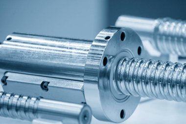Doğrusal kurşun top vida yedek parça montaj setinin yakın çekim sahnesi. Yüksek hassasiyetli CNC makine üretim konsepti.