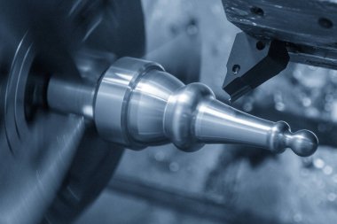 CNC torna makinesi metal şaft parçalarını kesti. CNC dönüşüm makinesinin yüksek teknolojili metal işlemesi .