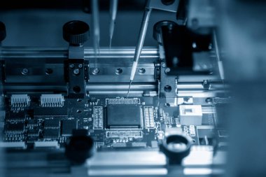 Elektronik devre kartı için otomatik sistem montaj hattı. Otomatik lehimleme robotik sisteminin yüksek teknoloji üretim süreci. 