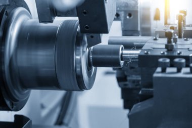 CNC torna makinesi metal şaft parçalarını kesiyor. CNC dönüşüm makinesinin yüksek teknolojili metal işlemesi .