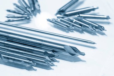 Beyaz katta çeşitli büyüklükte matkap grupları var. Delik işleme için yüksek hızlı kesme aracı.