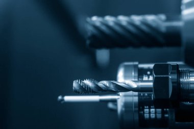 Alet şarjöründeki CNC makinesi için özel bir tıklama aracı. CNC makine merkezinde sert malzemeler için iplik değirmenleme aracı.
