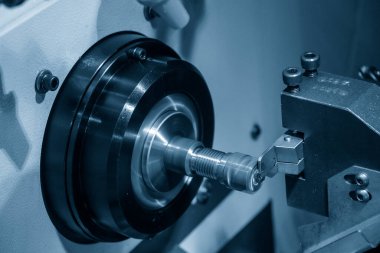 Çok işlevli CNC torna makinesi yuvası metal şaft parçalarını kesiyor. CNC dönüşüm makinesinin yüksek teknolojili metal işlemesi .