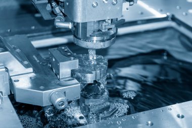 Kablo EDM makinesi küf parçalarını kesiyor. Zar atma işlemi CNC programı tarafından kablo kesme makine kontrolü ile kesme işlemi.