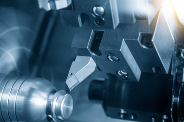 CNC torna makinesi metal şaft parçalarını kesiyor. CNC dönüşüm makinesinin yüksek teknolojili metal işlemesi .