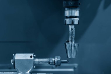 Batık EDM makinesinin bakır elektrot materyalleri. EDM makinesi tarafından kalıp ve ölüm üretim süreci.