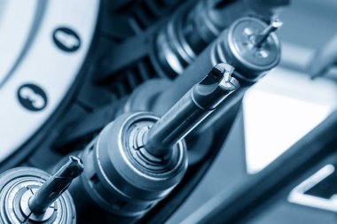 Makine merkezinin alet edevat dergisindeki indekslenebilir araç. CNC değirmen makinesindeki otomatik geçiş ücreti, ATC işletim konsepti.