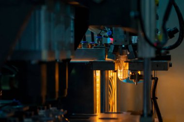 Plastik şişe üfleme makinesi operasyonu. İçme suyu şişesi üfleme makinesiyle üretim işlemi.