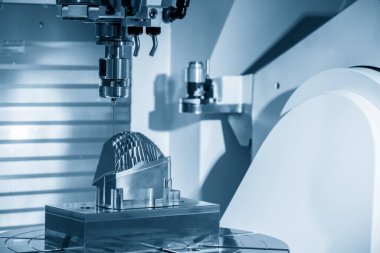 CMM sondası CNC değirmen makinesinin lens yansıma küf parçasını ölçüyor. CMM makinesiyle otomotiv parçalarının kalite kontrolü.