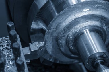 Torna makinesi, aletleri keserek pirinç parçaları keserek çalışıyor. Makineyi döndürerek metal işleme süreci.