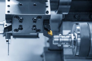 Çip, CNC torna makinesinin metal şaft parçalarını kesme aracını yerleştiriyor. CNC dönüşüm makinesinin yüksek teknolojili metal işlemesi .