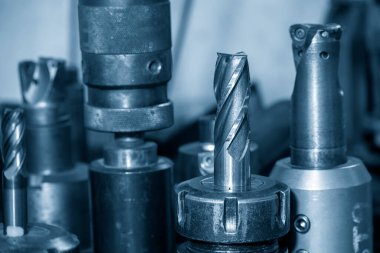 Değirmen makinesinin düz uçlu kesicisinin yakın çekim sahnesi. Makine merkezi için kesme aracı.