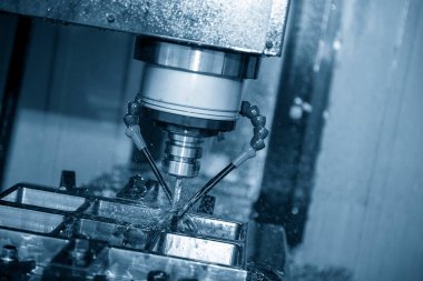 CNC değirmen makinesi vakum küf parçalarını yağ soğutma metoduyla kesiyor. CNC makine merkezi tarafından üretilen kalıp ve ölüm süreci.